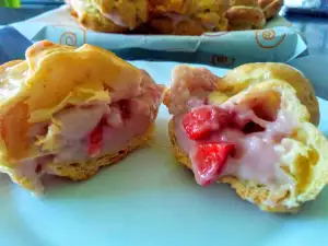 Éclairs de fresa con cobertura de chocolate blanco