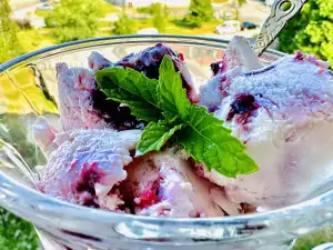 Helado de arándanos con confitura