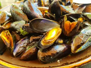 Mejillones al vapor con mantequilla y limón