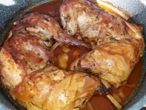 Conejo al horno con cebolla y vino