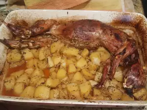 Conejo relleno con patatas al horno