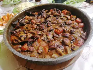 Conejo con vino blanco y verduras al horno