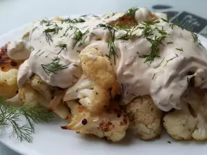 Coliflor asada con salsa de mayonesa