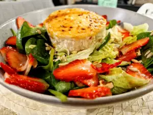 Ensalada de queso de cabra y fresas marinadas