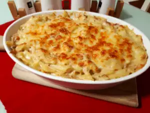 Macarrones al horno con jamón york y nata