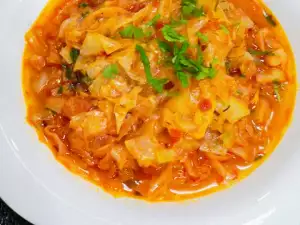 Repollo guisado con tomate