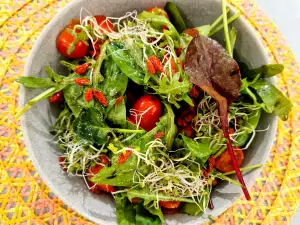 Ensalada verde con bayas de goji y brotes de brócoli