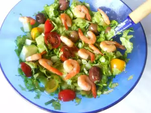 Ensalada de primavera con aceitunas y gambas