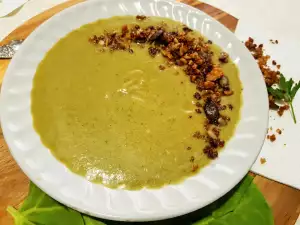Sopa de ortigas, armuelle, coliflor y granola crujiente