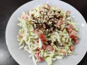 Ensalada de repollo con nueces y un aliño especial