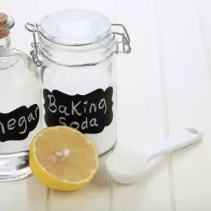 Limón y vinagre para limpiar el esmalte