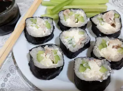 Sushi de pollo (Sushi chicken roll) - Receta 