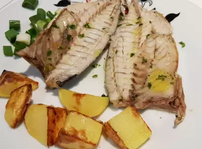 Filete de pescado blanco con ajos tiernos y guarnición - Receta |  