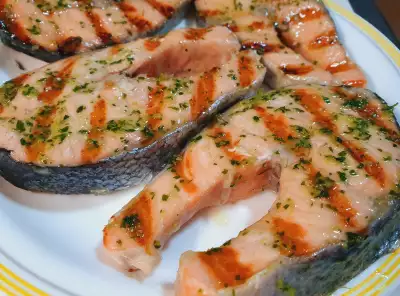 Salmón al ajillo a la parrilla - Receta 