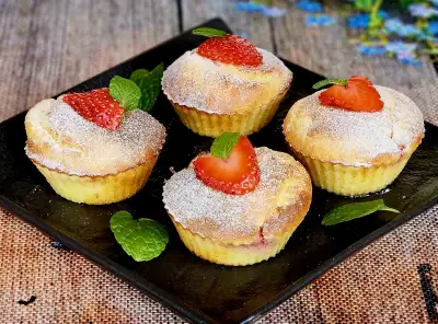 Magdalenas keto de coco y fresas - Receta 