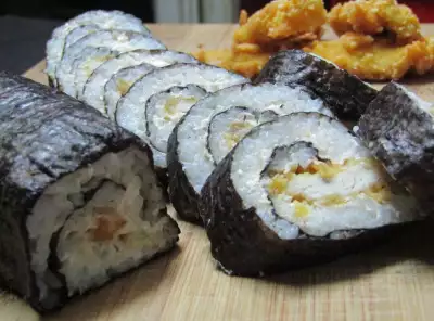 Sushi con pollo crujiente y queso crema - Receta 