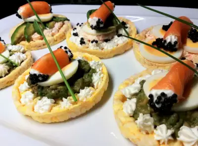 Tartaletas saladas fáciles con salmón y caviar negro - Receta 