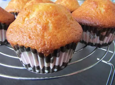 Muffins de vainilla esponjosos con yogur - Receta 