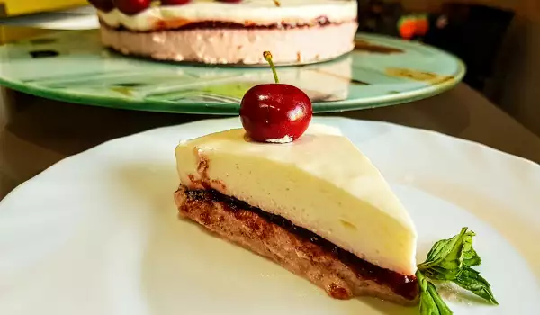 Tarta de cerezas de tres capas