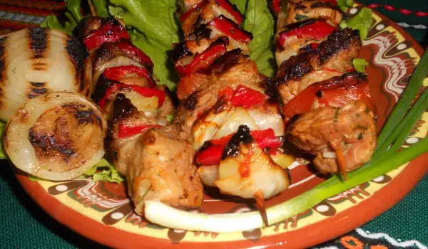 Pinchos de cordero marinado al estilo griego (Αρνί σχάρας)