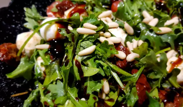 Ensalada de rúcula, mozzarella baby y tomates secos