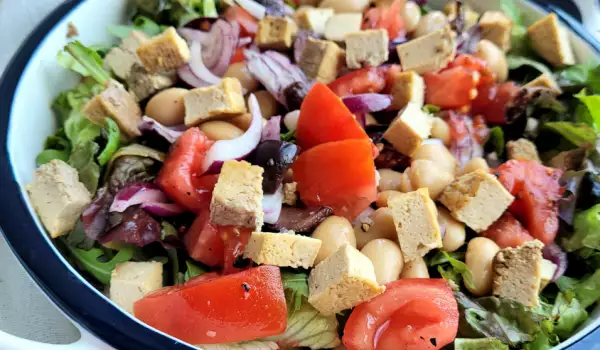 Ensalada de alubias blancas y tofu