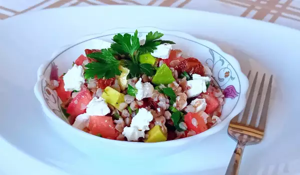 Ensalada sin gluten con trigo sarraceno y tomates