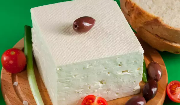 ¿Qué contiene el queso blanco en salmuera?