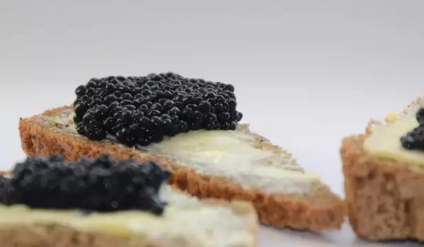 Servir caviar negro