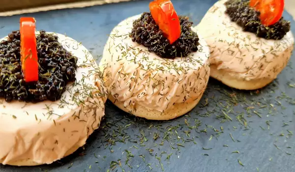 Mini blinis con mousse de salmón