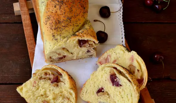 Brioche con cerezas y nueces