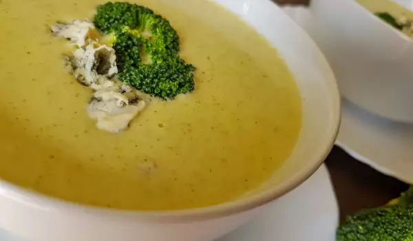 Sopa de brócoli con gorgonzola y nata