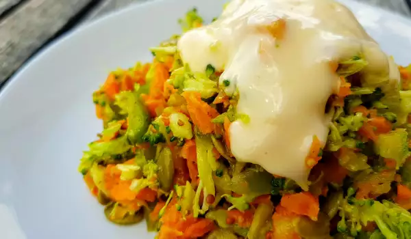 Ensalada vitamínica con brócoli y mayonesa de jengibre