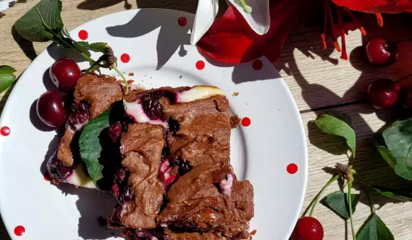 Brownie con guindas y requesón