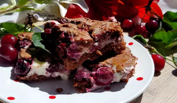 Brownie con guindas y requesón