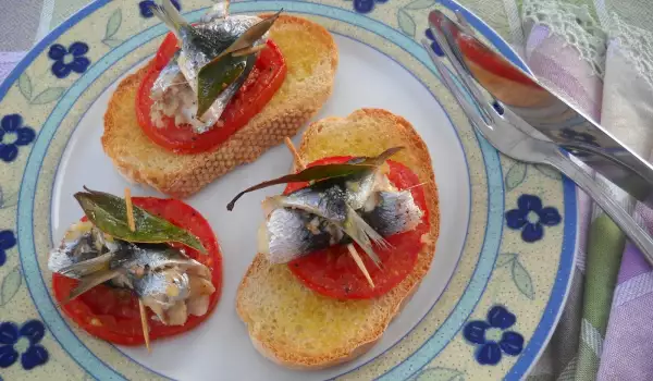 Bruschettas con sardinas asadas y tomate