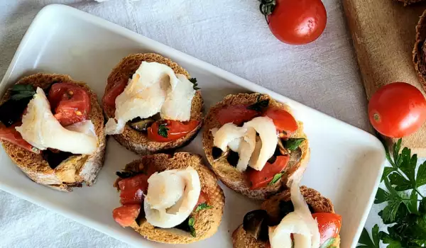 Bruschettas con tomate y pescado