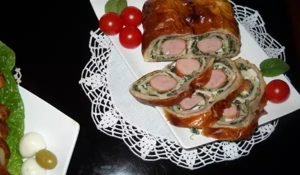 Rollo de hojaldre con salchichas y espinacas