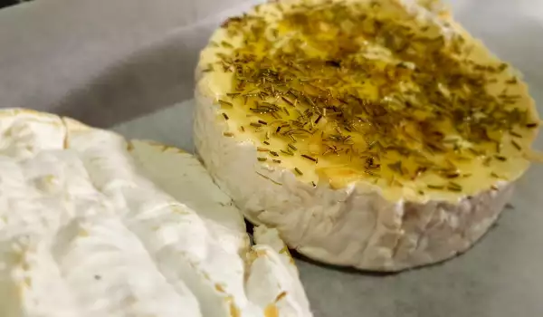 Camembert al horno con ajo, romero y nueces