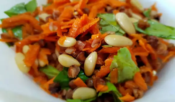 Ensalada otoñal de zanahorias, albahaca y trigo sarraceno