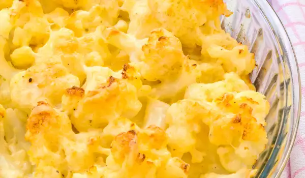 Coliflor con queso y huevos al horno