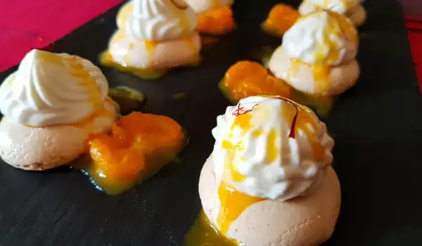 Merengues con salsa de mandarinas