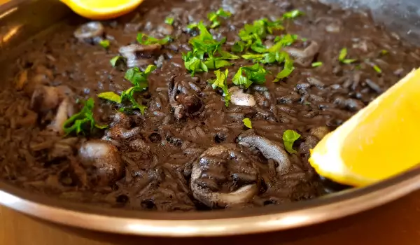 Arroz negro de marisco (Paella negra)