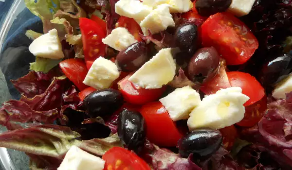 Ensalada mediterránea con tomates cherry y lechuga