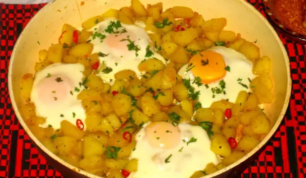 Patatas al ajillo con huevos a la sartén
