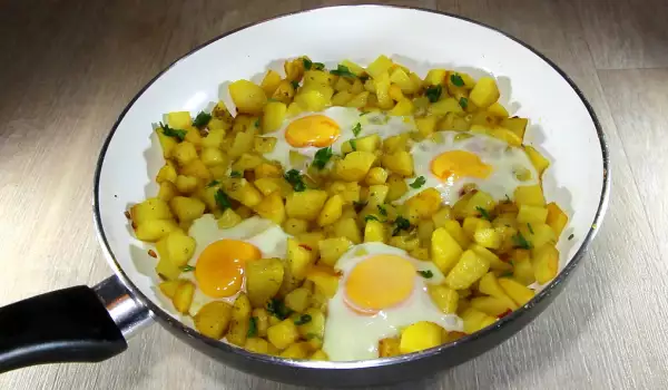 Patatas al ajillo con huevos a la sartén