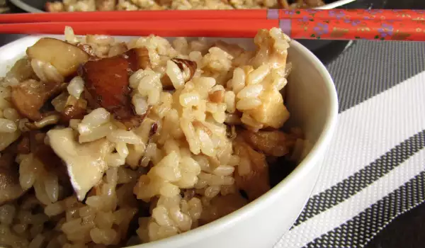 Pollo al estilo chino con arroz y setas shiitake