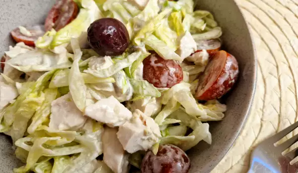 Ensalada de pollo con iceberg y anchoas