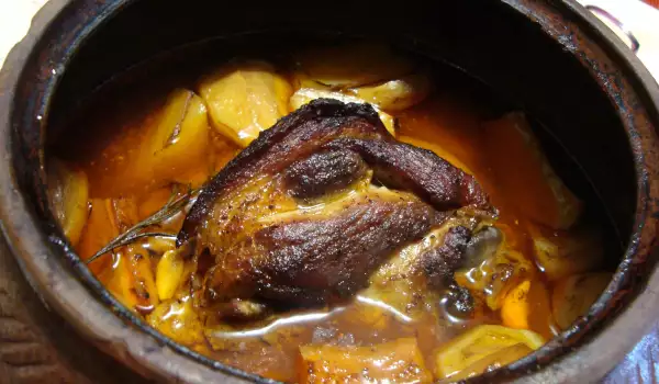 Codillo de cerdo con verduras en olla de barro (Chomlek)