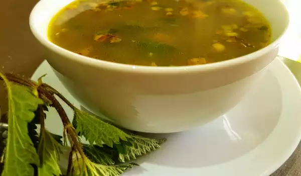 Sopa de arroz con ortigas y champiñones